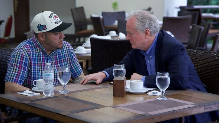 Visita de un demócrata a Ábrego García. El senador Chris Van Hollen viajó hasta El Salvador para conocer de primera mano el estado de salud del migrante Killmar Ábrego García, deportado por error.
