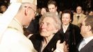 Alfonso Carrasco Rouco abraza a su madre tras ser consagrado obispo de Lugo en febrero del 2008. Detrás de la madre, está su otra hija, María Eugenia, la ahora fallecida. Su madre también falleció el pasado 3 de noviembre