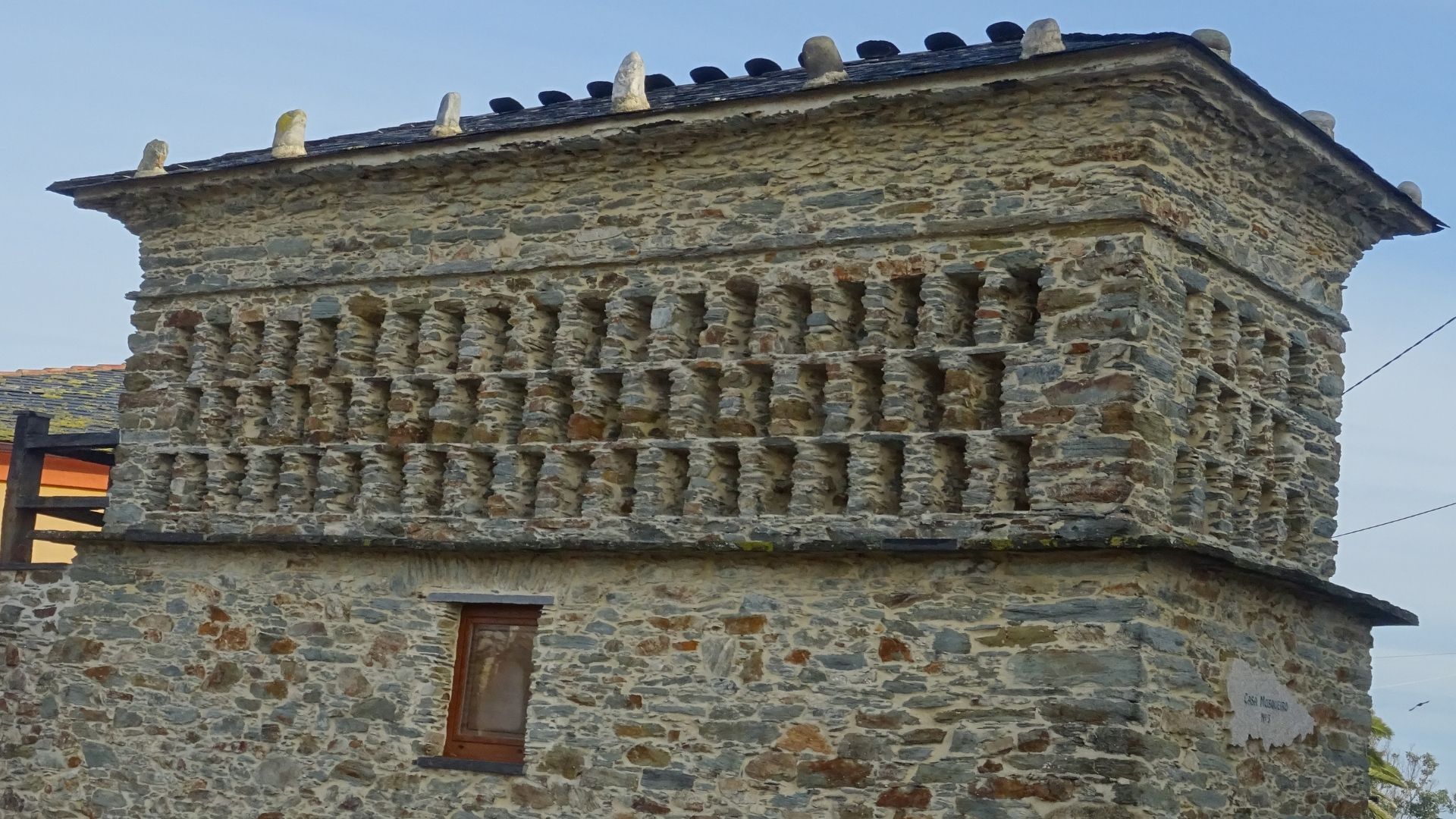 Vista del hórreo estilo Ribadeo