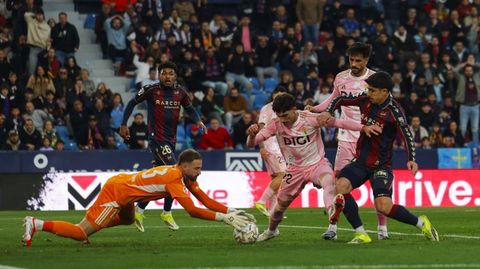 Aar�n Escandell y Nacho Vidal, durante una acci�n del Levante-Real Oviedo
