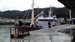 Llegada del barco Ecce Homo al puerto de Celeiro