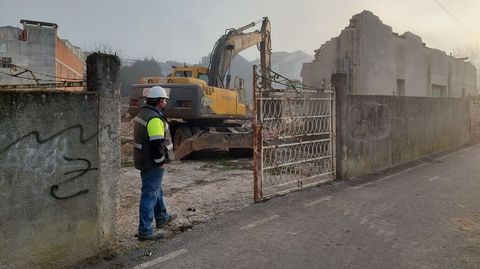 Obras de derribo, a primera hora de esta maana, de la primera de las edificaciones afectadas
