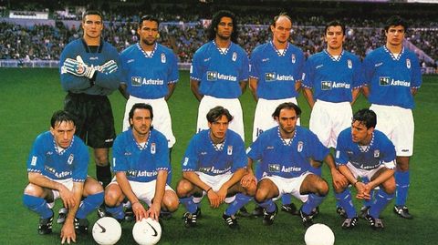 Abel Xavier, en la fila de arriba entre Gamboa y Onopko, durante la 96/97 del Real Oviedo