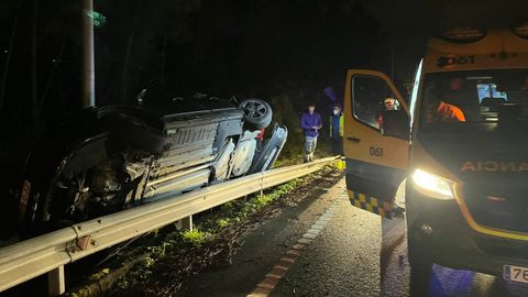 El coche quedó volcado contra la barrera metálica al borde de un precipicio de la OU-540, en Barbadás (Ourense).