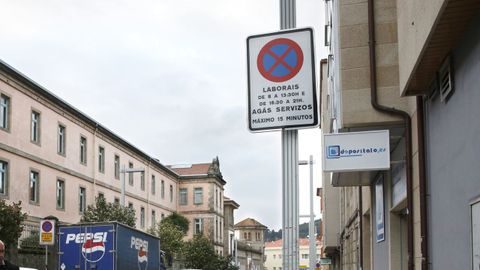 Señal de aparcamiento de servicio rotulada exclusivamente en gallego en el centro de Pontevedra