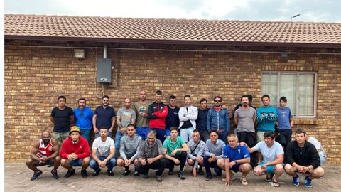 Kike Casta�o es el cuarto por la izquierda de los que est�n en pie