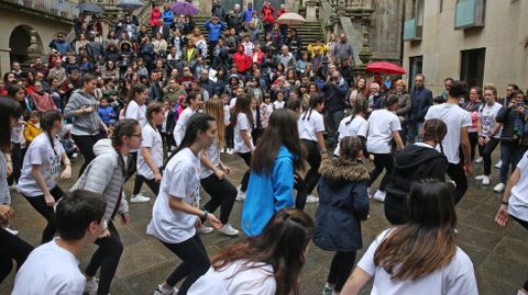 La lluvia no pudo con el puente.El Concello de Ourense cancel las actuaciones del Da de la Danza en la calle, pero algunas escuelas bailaron igual
