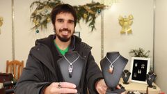 El barbanzano muestra sus piezas hechas a mano en su puesto en el mercado de Navidad de A Pobra.