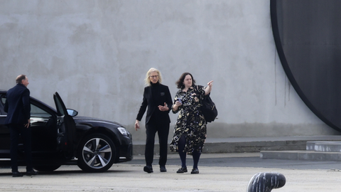 La fotgrafaAnnie Leibovitz a su entradaa la exposicin Wonderland