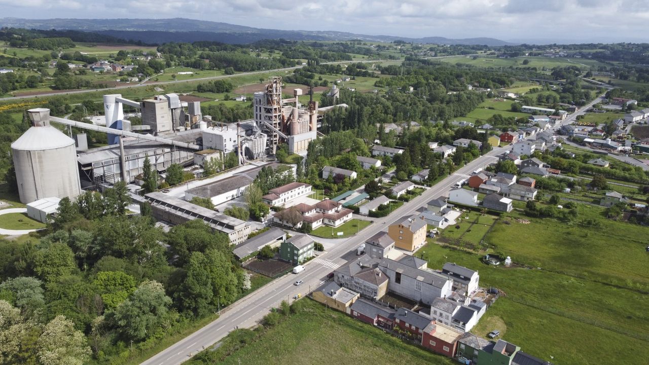 Vista panormica de Oural, con las instalaciones de la fbrica de cemento, hoy en manos de Votorantim, al fondo