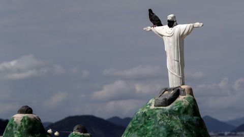 Vista de una estatua del Cristo Redentor de arena, con una mascarilla en Ro de Janeiro (Brasil)