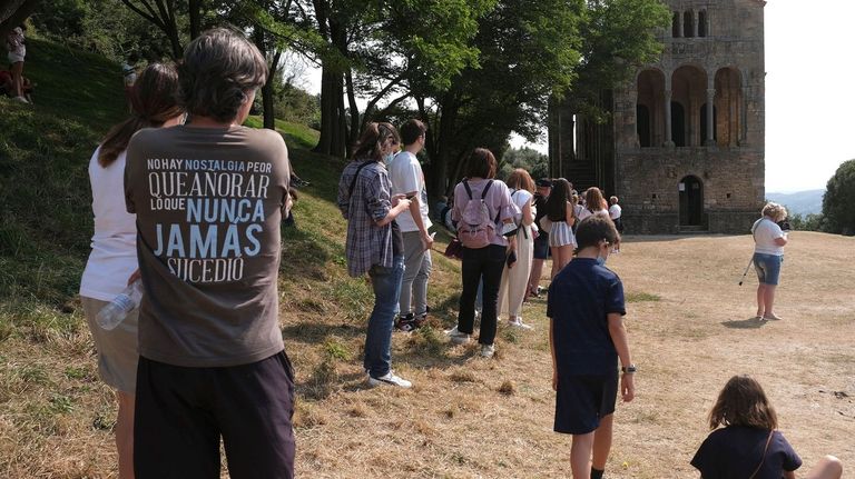 Turistas hacen cola para entrar en Santa María del Naranco, en Oviedo,