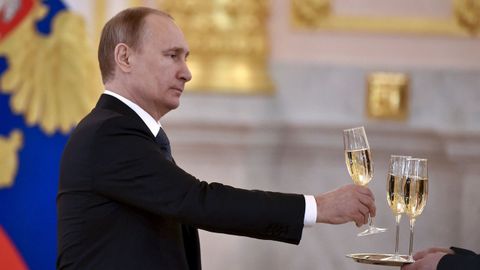 El presidente ruso, Vladimir Putin, con una copa de champn durante una recepcin a los embajadores en el Kremlin