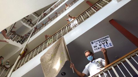 Un momento de la protesta en las escaleras del hospital de Cabuees