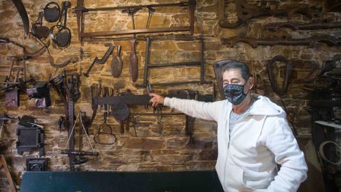 Javier muestra el interior de Casa Nicasio, a los pies del Castillo de Navia