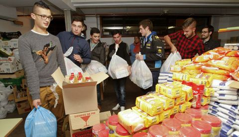 Los estudiantes hacen los paquetes de alimentos y ayudan en el almacén. 