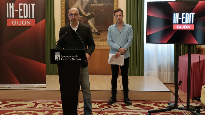 Rueda de prensa en el Ayuntamiento gijon�s, del presidente de Divertia Gij�n, �liver Su�rez, y el responsable de prensa del festival In-Edit Gij�n, Esteban Gir�n.