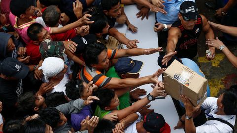 Residentes afectados por las inundaciones se agolpan para recibir ayuda humanitaria en un centro de evacuacin en Manila, Filipinas