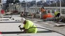 Colocacin ayer de las nuevas losas de las aceras en el primer tramo de las obras de la calle.