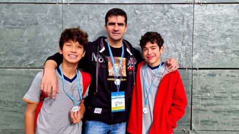 Los alumnos Luis Manuel Pérez Medina y Rubén Pereira Cagide, con el profesor Javier Saco Fernández