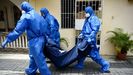 Policías ecuatorianos recogen un cadaver de una casa en Guayaquil, el llamado Wuhan sudamericano
