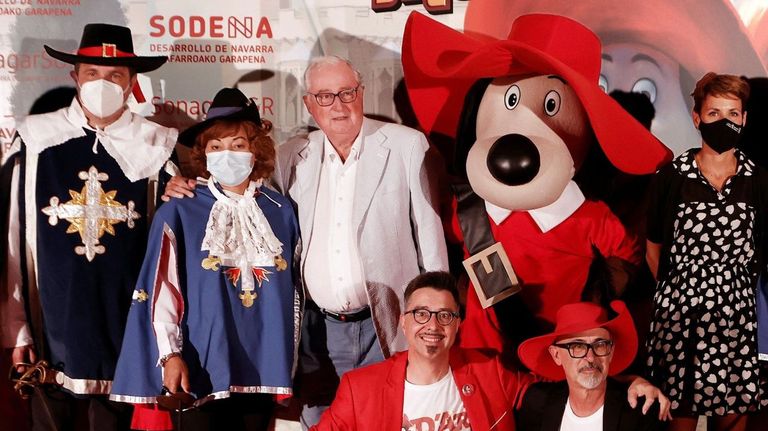 Claudio Biern Boyd (tercero por la izquierda), en el estreno de la adaptación cinematográfica de su mítica serie