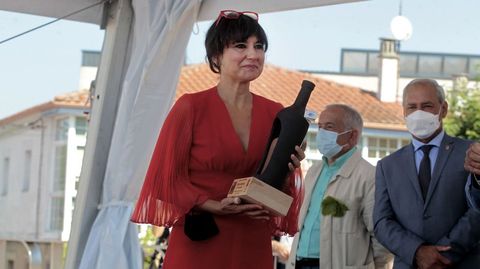 Eva Amaral, con el obsequio del Ayuntamiento de Sober a los pregoneros de la Feira do Vio de Amandi