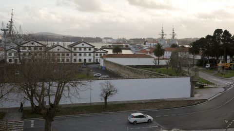 Arsenal. Las instalaciones del Arsenal militar y sus edificios complementarios son, en opinin de algunos, la joya de Ferrol y establecen la diferencia con respecto a otras ciudades que tambin tienen mar y playas.