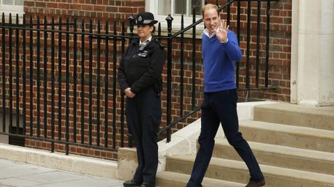 Guillermo sale de la clínica unas horas después del nacimiento de la princesa