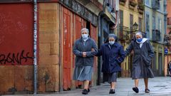 Unas religiosas vuelven a su convento tras acudir a misa a una iglesia cercana en Oviedo