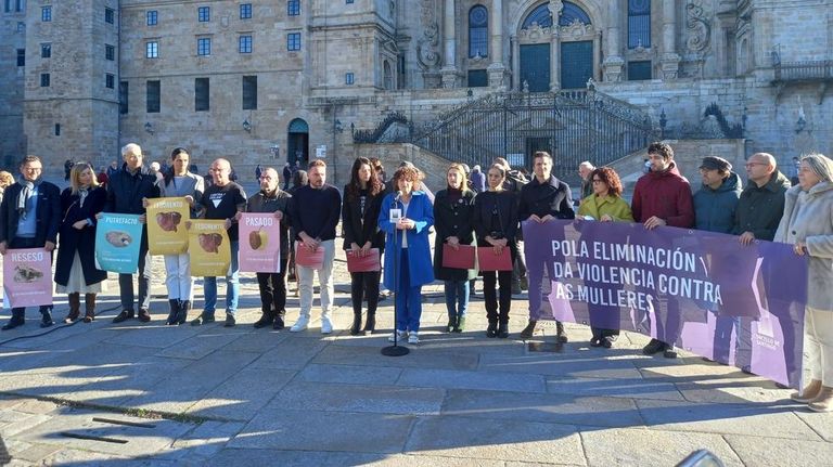 Lectura del manifiesto del Ayuntamiento, con una amplia representación de la corporación municipal, a la que asistió el rector