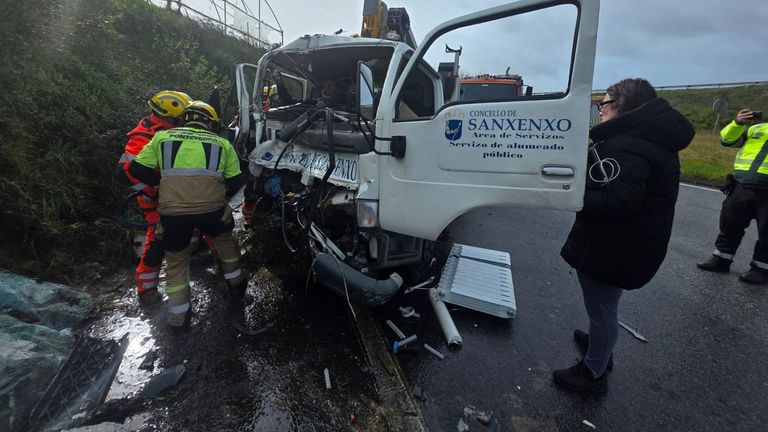 Liberan a un conductor atrapado tras el choque de dos camiones en la Autovía do Salnés, en Nantes