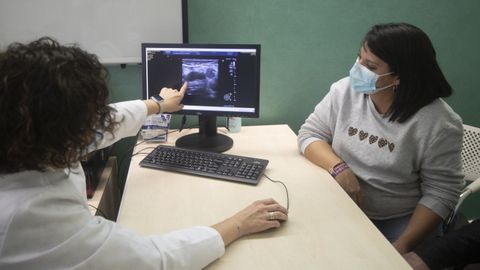 La oncóloga Cristina Saura del Vall d´Hebron de Barcelona le explica a una paciente con cáncer la quimioterapia que tendrán que recibir