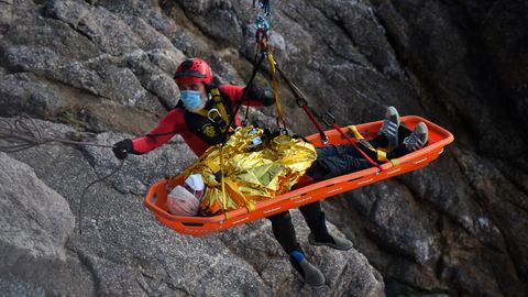 Rescate por los bomberos de un hombre que cayó al mar en la Domus el pasado día 13.
