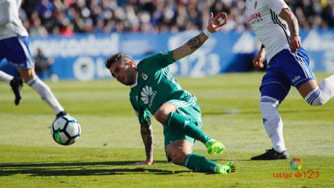 Aaron Zaragoza Real Oviedo La Romareda.Accion en la que Aaron se resbala dentro del area frente al Zaragoza