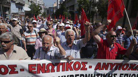 Pensionistas griegos durante una manifestación contra los recortes de sus ingresos y sus seguros médicos