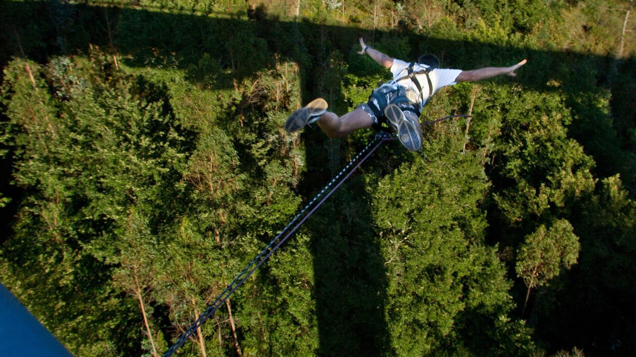 Salto de Puenting sobre el ro Tambre.