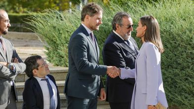 La reina Letizia saluda al director del Real Patronato sobre Discapacidad, Jesús Martín