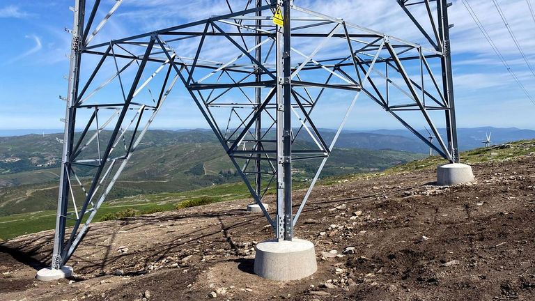 Redeia pone nuevas torres de alta tensión en Covelo para mejorar el enlace con Portugal