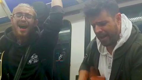 Pablo López actúa en el metro de Madrid
