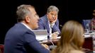 El alcalde de Pontevedra, Fernndez Lores, observa al portavoz del PP, Rafa Domnguez, durante un pleno