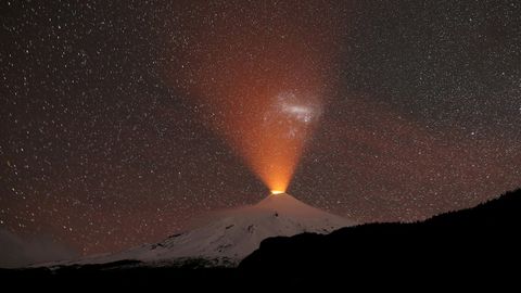 El volcan Villarrica, en Chile, visto desde la localidad de Pucon