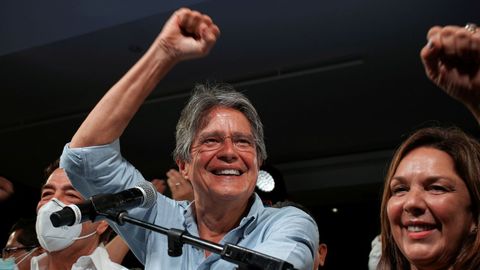 Guillermo Lasso celebra con su mujer su victoria en las presidenciales de Ecuador