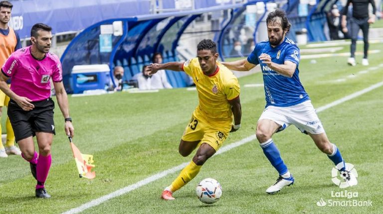 Arribas y Yoel Bárcenas disputan un balón durante el Oviedo-Girona