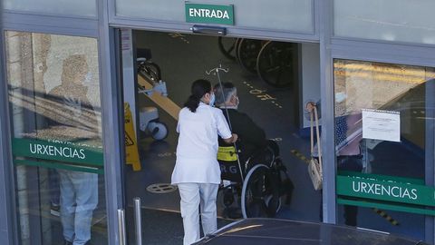Entrada del servicio de urgencias de Montecelo, en Pontevedra. En este hospital hay once pacientes de covid en planta y dos graves en la uci