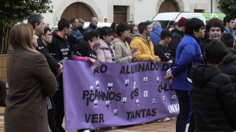 Estudiantes del colegio Infanta Elena acudieron a la concentración del 25-N en Monforte con su propia pancarta
