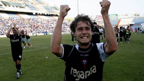 Paco Corredoira, con la camiseta negra de Trezze y Reganosa, celebra el ascenso del 2007 en Alicante