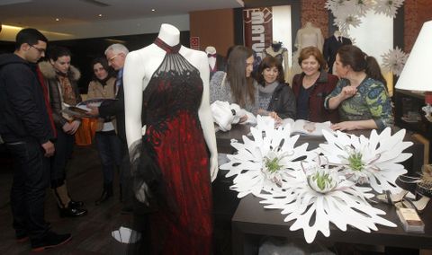 Varias personas hablan con los responsables de expositores de moda, ayer, durante las primeras hora de Expoboda. 