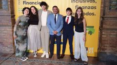 Los alumnos del instituto Ro Cabe que ganaron el concurso de educacin financiera, acompaados por el profesor Emilio Lpez Mario (centro), que dirigi el equipo