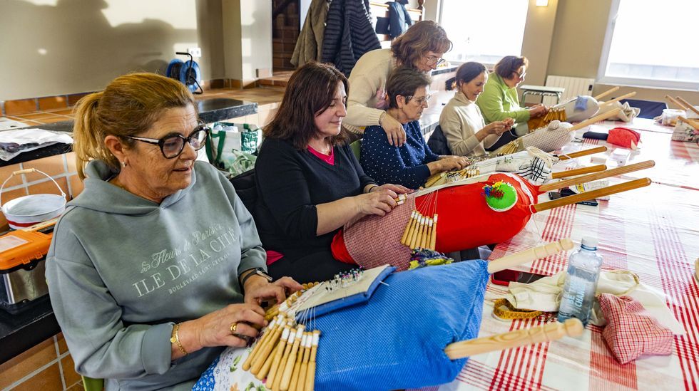 A representaci&oacute;n correr&aacute; a cargo de Ibuprofeno Teatro.Curso de encaje de bolillos en la Casa da Cultura de O &Eacute;zaro 